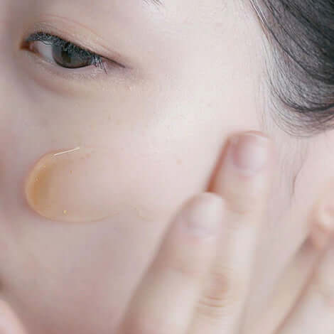 Woman applying Riman ICD Calming Balance Gel to her face, showcasing its soothing and hydrating properties.