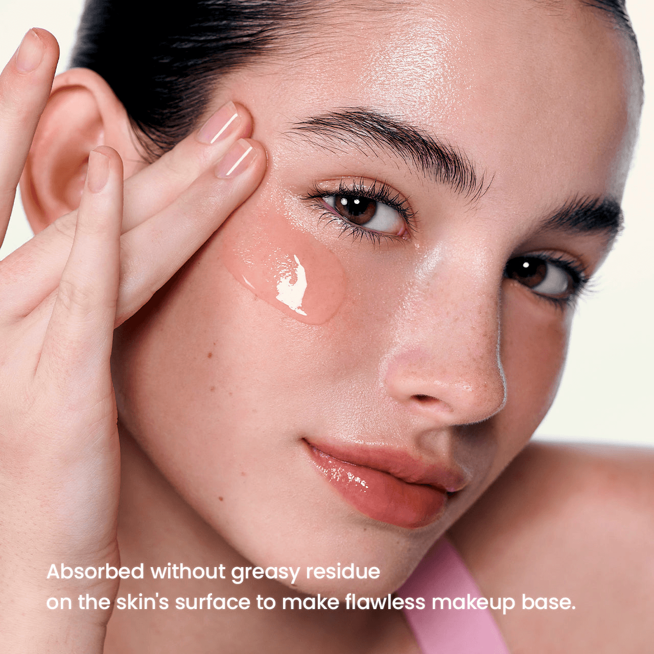Model applying Biodance Pore Perfecting Collagen Peptide Serum to skin for a smooth, flawless makeup base.